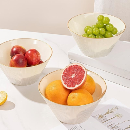 Plato de frutas y plato de aperitivos