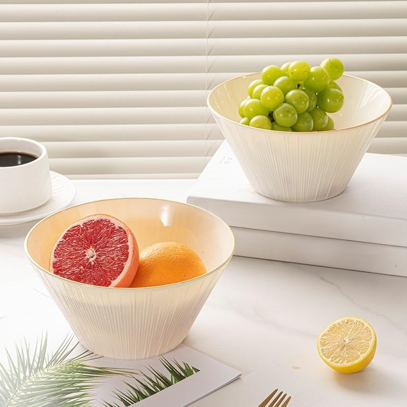 Plato de frutas y plato de aperitivos