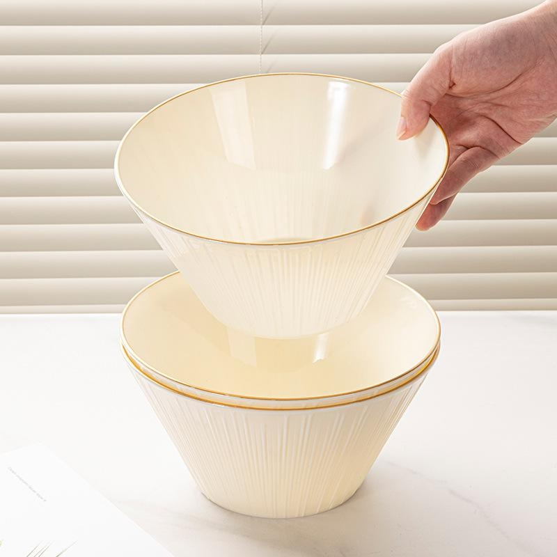 Plato de frutas y plato de aperitivos