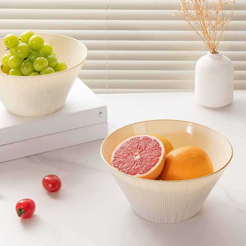 Plato de frutas y plato de aperitivos