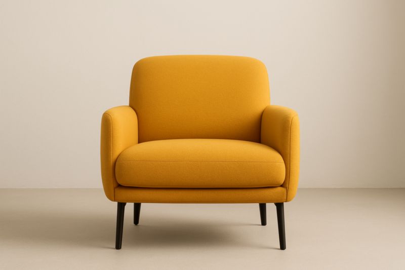 Fauteuil en tissu jaune avec pieds en métal