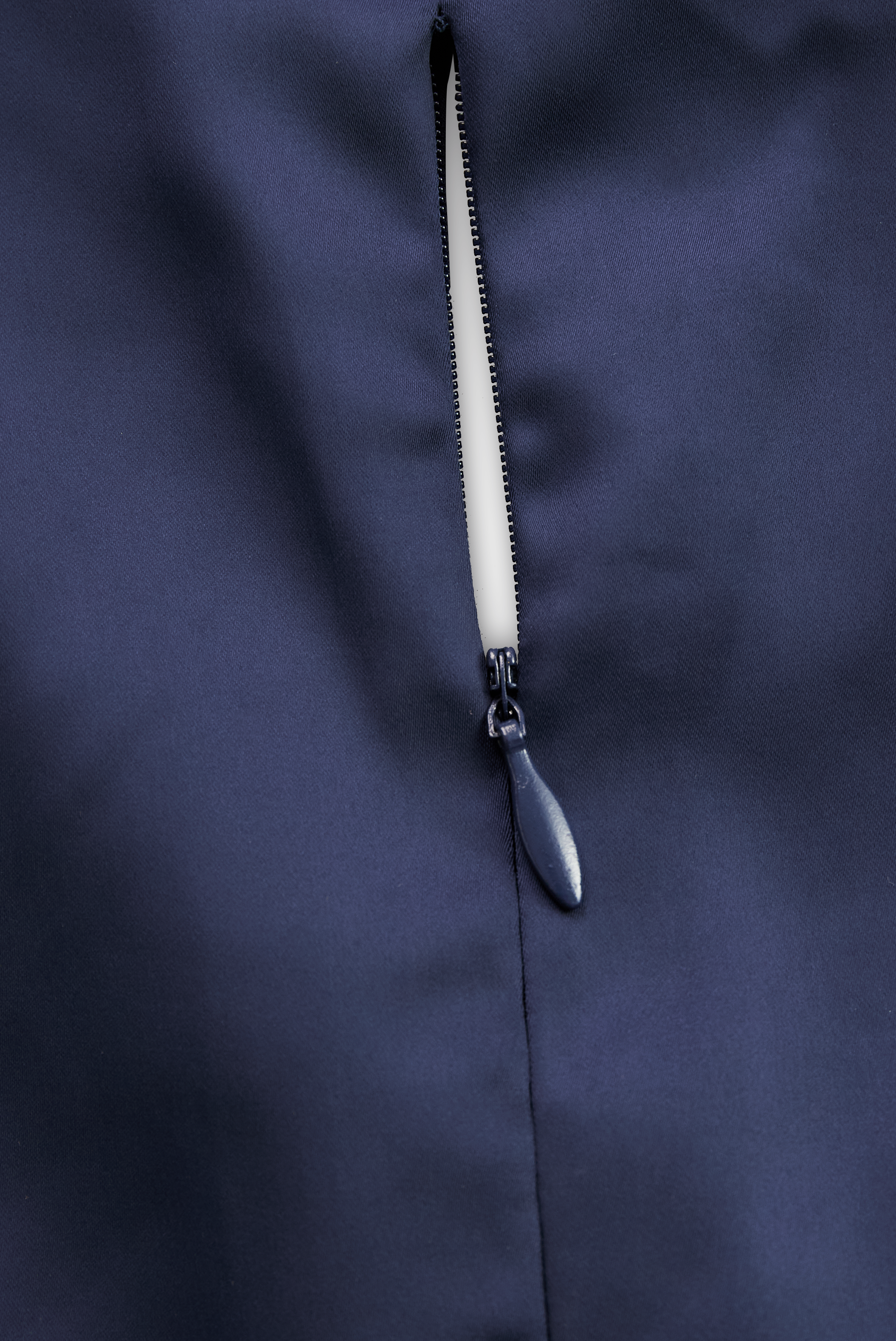 Сатенена миди рокля с винтидж модел и волани на яка