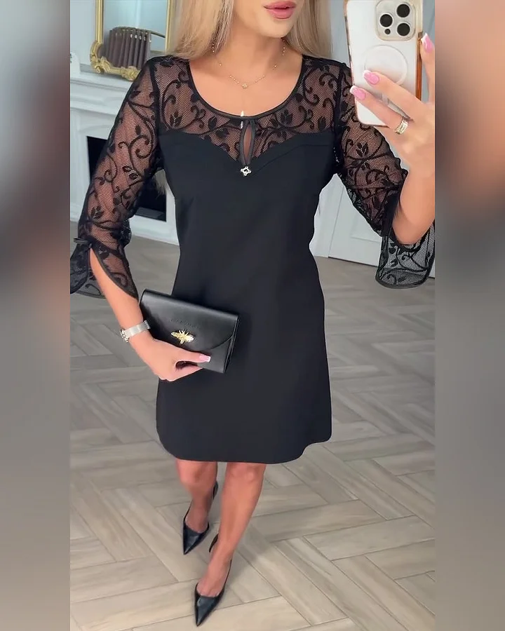 Едноцветна рокля с пачуърк и дълги ръкави