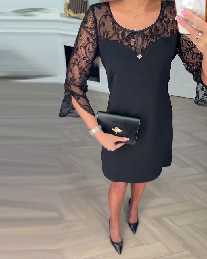 Едноцветна рокля с пачуърк и дълги ръкави