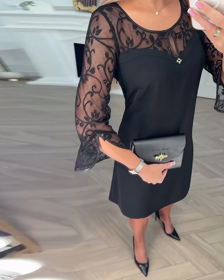 Едноцветна рокля с пачуърк и дълги ръкави