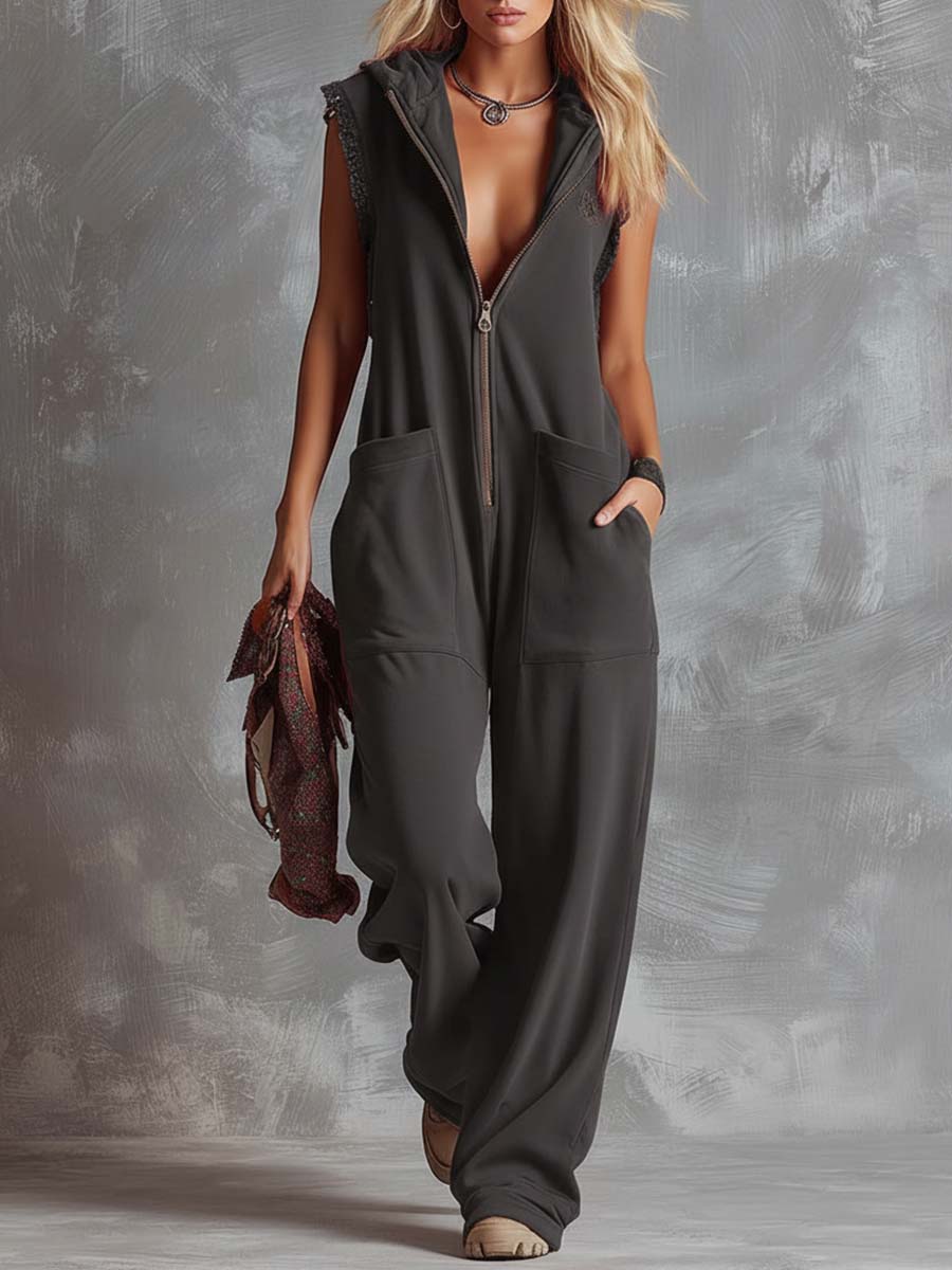 Sportowy kombinezon z kapturem i dekoltem w serek w stylu retro fashiona, zapinany na suwak, w kolorze malinowo-czerwonym