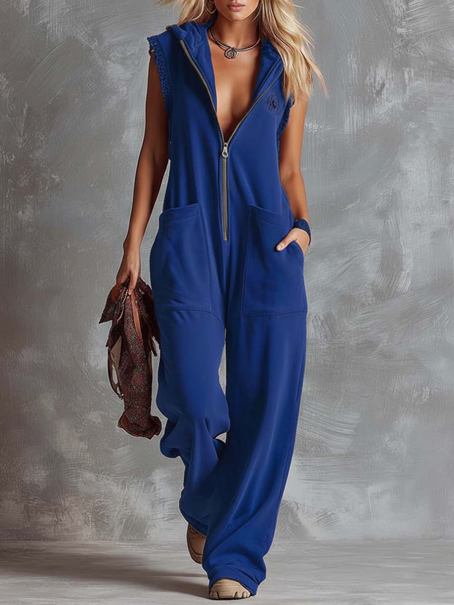 Sportowy kombinezon z kapturem i dekoltem w serek w stylu retro fashiona, zapinany na suwak, w kolorze malinowo-czerwonym