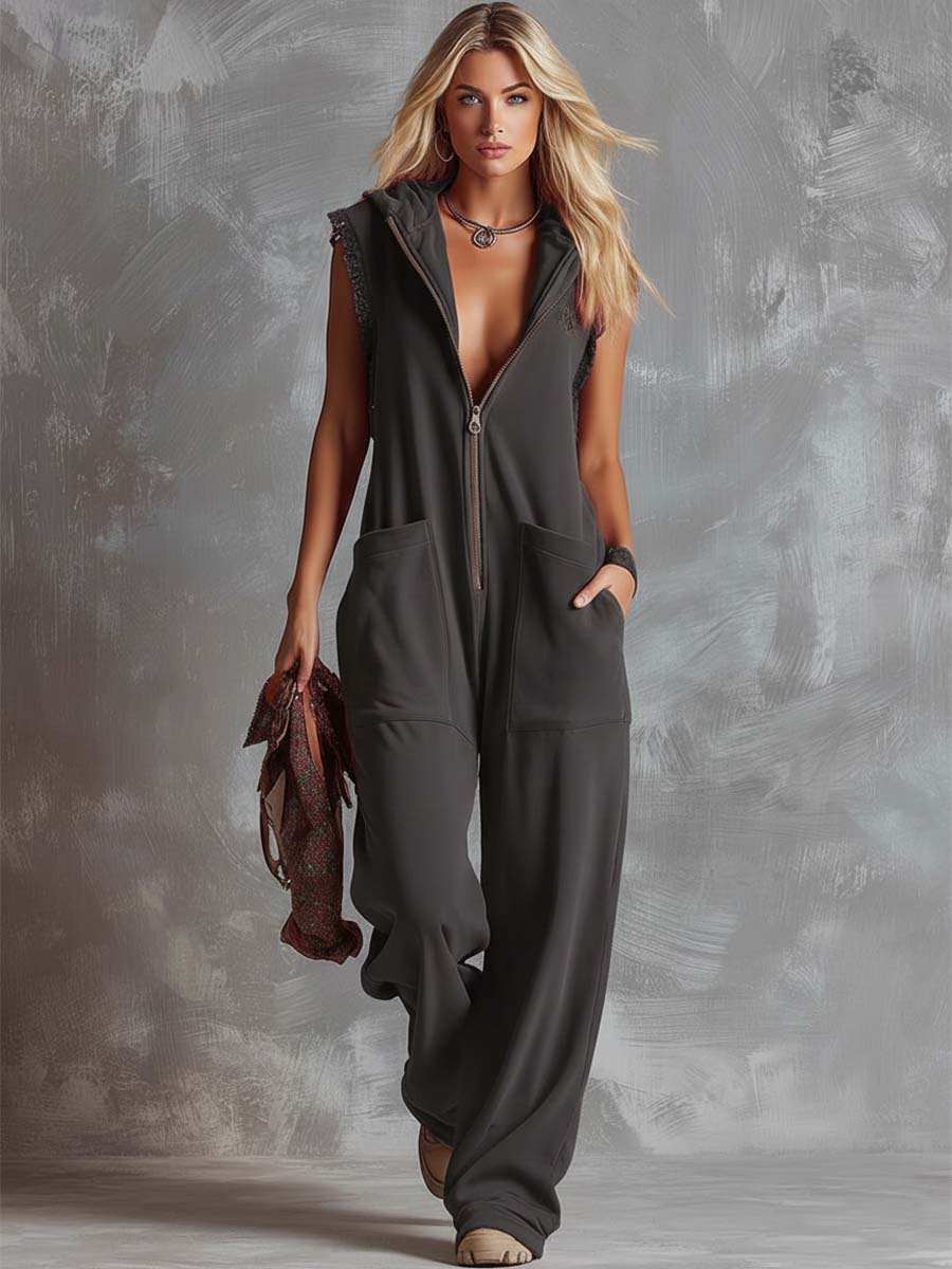 Sportowy kombinezon z kapturem i dekoltem w serek w stylu retro fashiona, zapinany na suwak, w kolorze malinowo-czerwonym