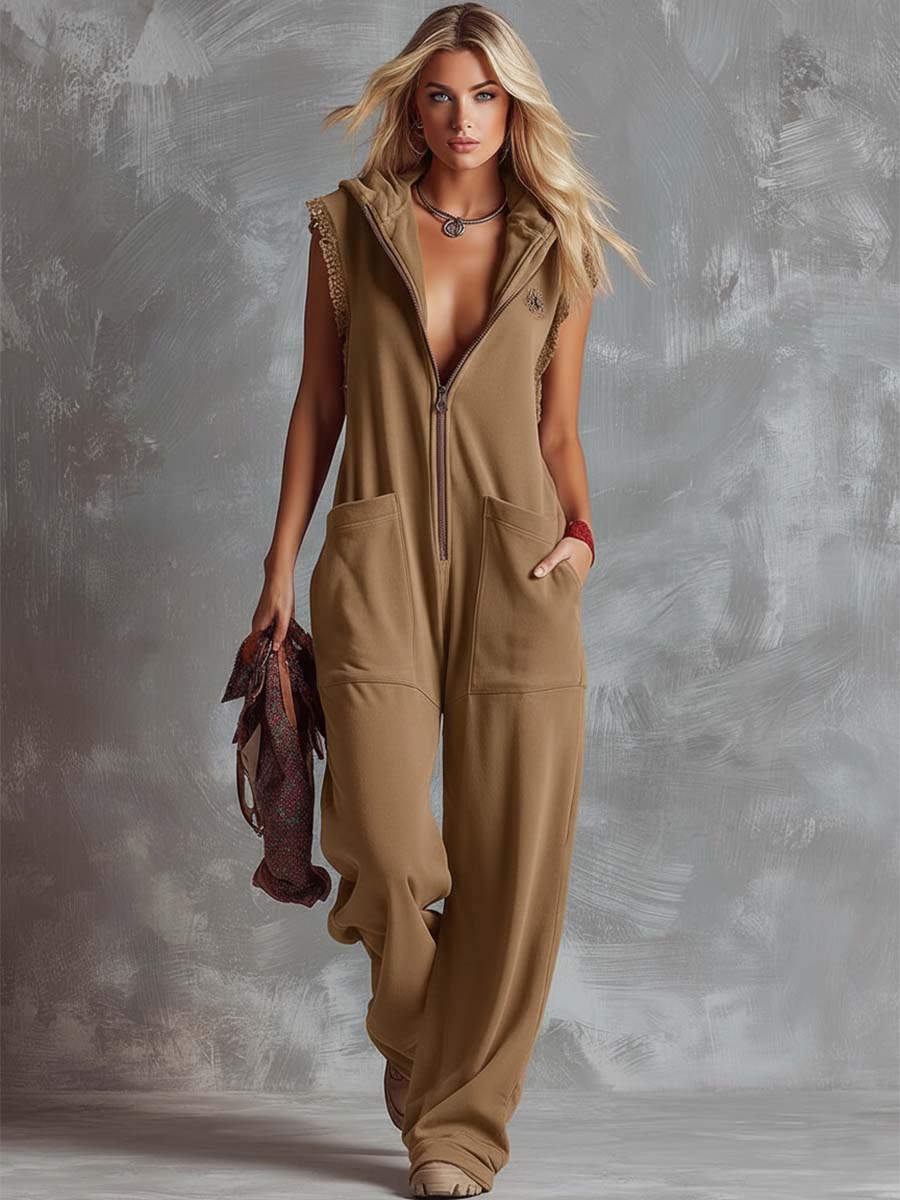 Sportowy kombinezon z kapturem i dekoltem w serek w stylu retro fashiona, zapinany na suwak, w kolorze malinowo-czerwonym