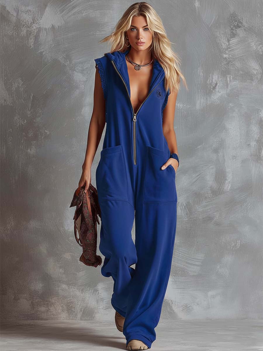 Sportowy kombinezon z kapturem i dekoltem w serek w stylu retro fashiona, zapinany na suwak, w kolorze malinowo-czerwonym