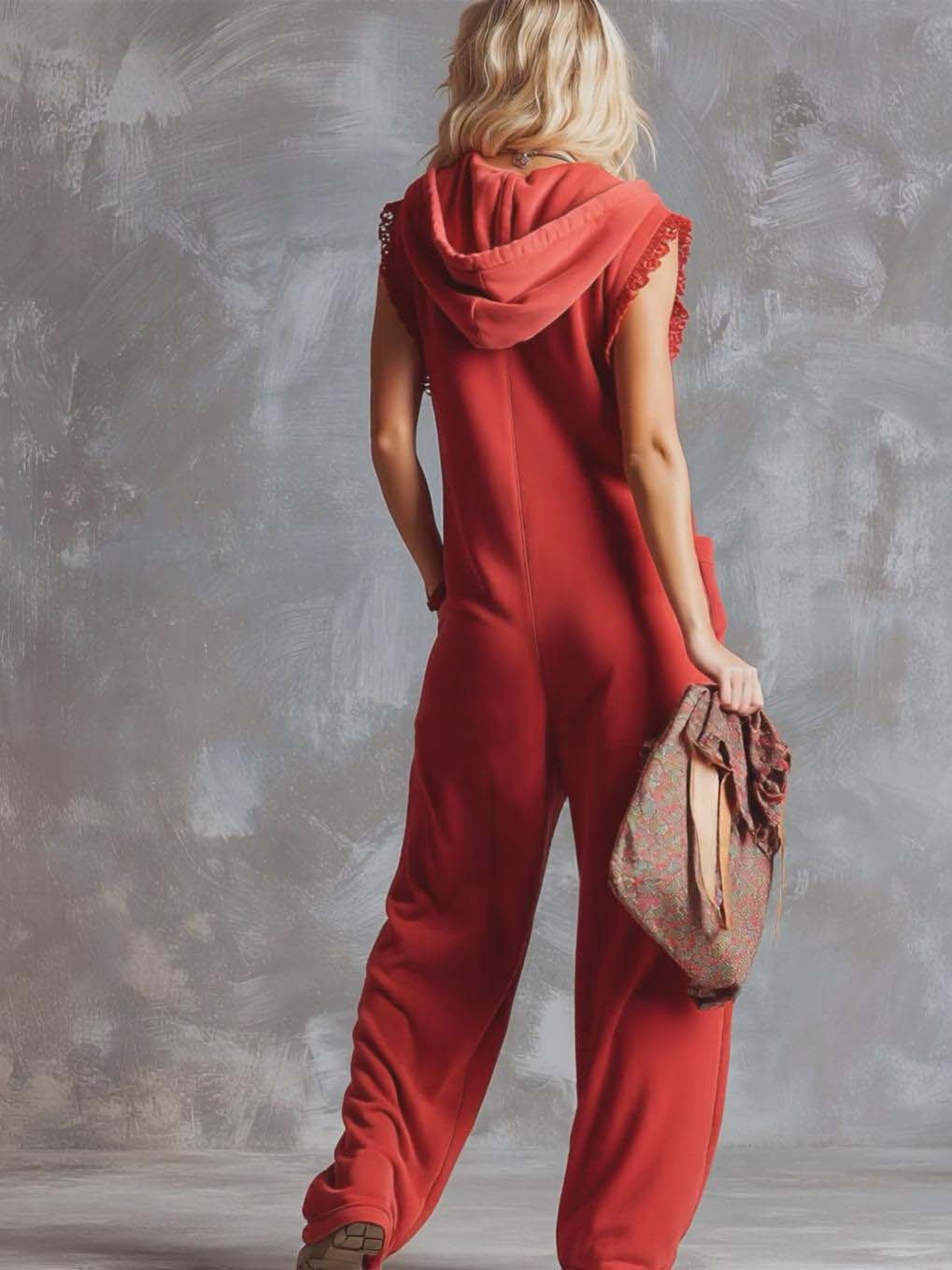 Sportowy kombinezon z kapturem i dekoltem w serek w stylu retro fashiona, zapinany na suwak, w kolorze malinowo-czerwonym