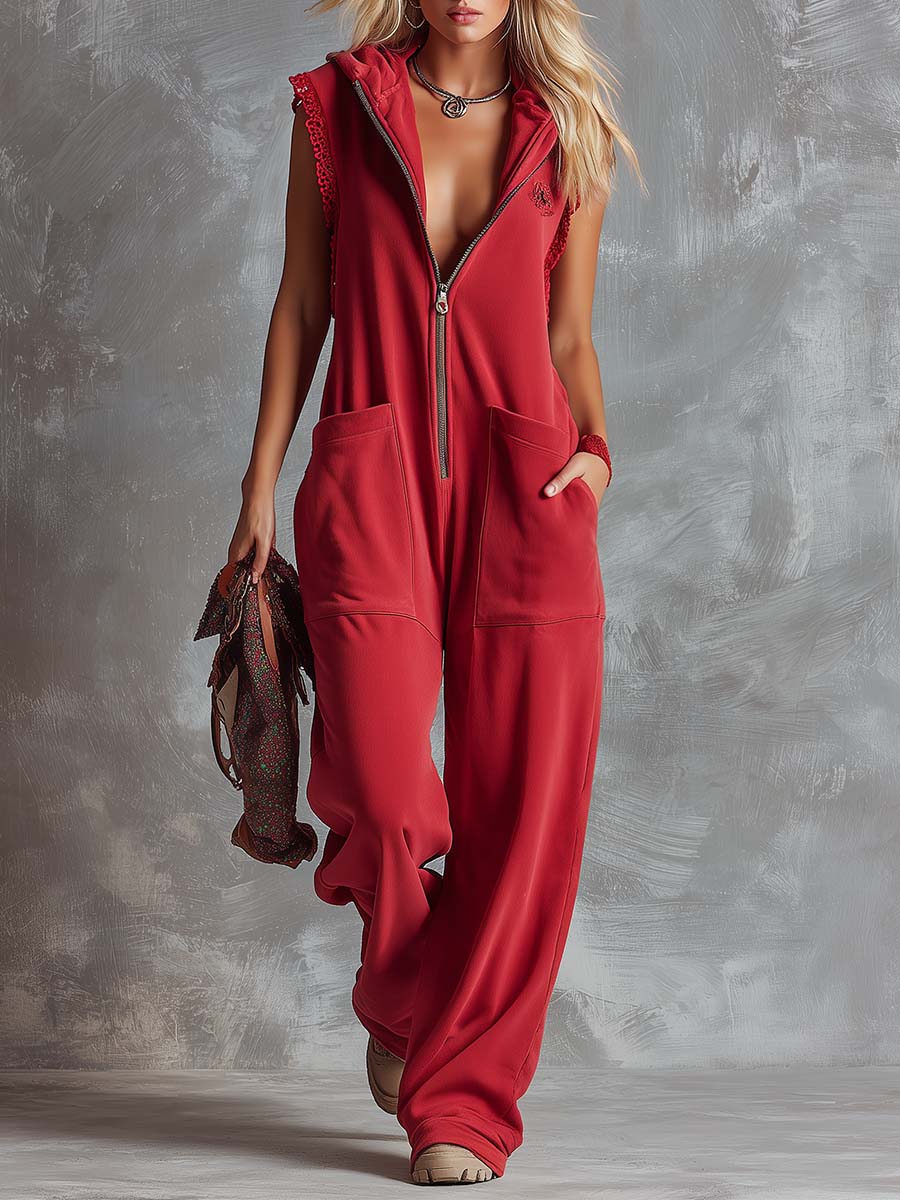 Sportowy kombinezon z kapturem i dekoltem w serek w stylu retro fashiona, zapinany na suwak, w kolorze malinowo-czerwonym