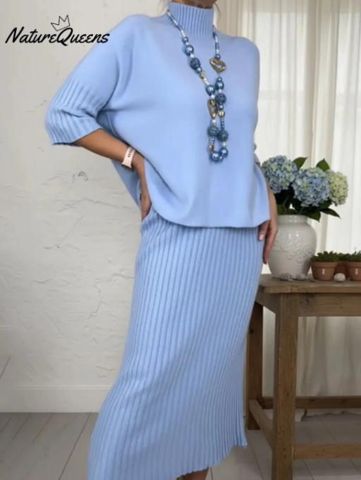 Елегантен комплект от две части: пуловер с висока яка и плетена пола