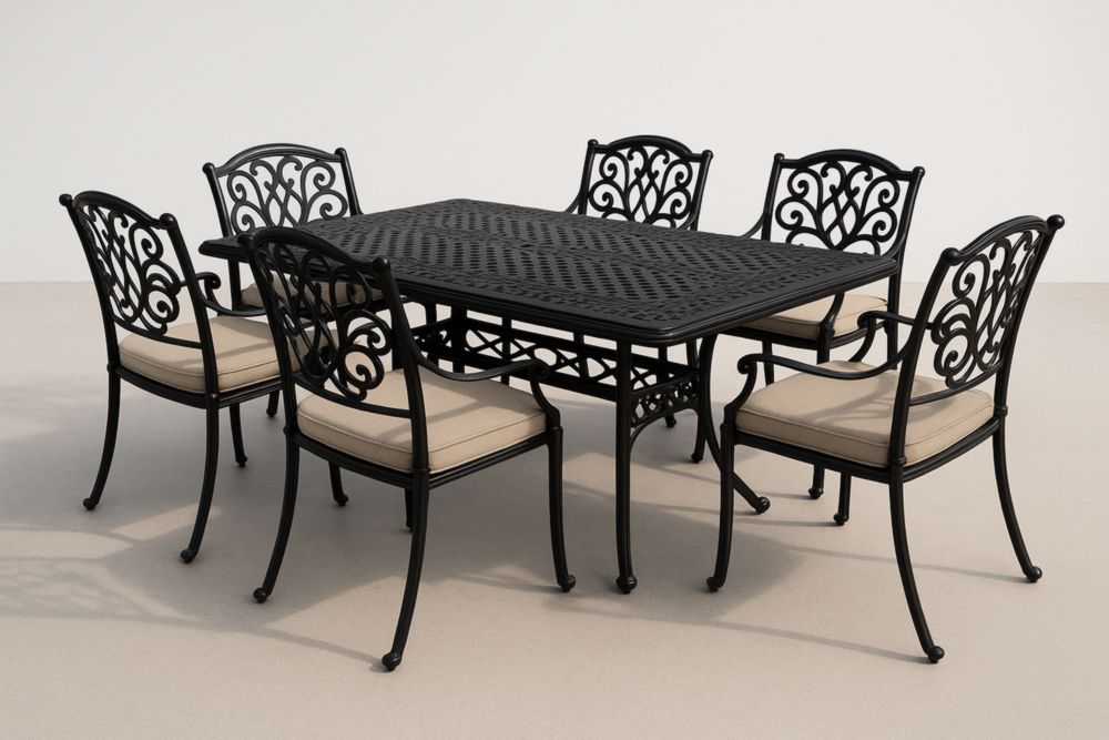 Set da pranzo da esterno in alluminio nero con tavolo e sedie con cuscini beige.-Homeviralo