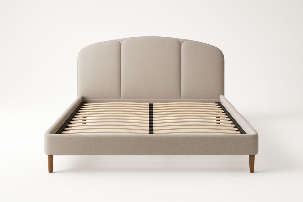 Letto matrimoniale in tessuto beige con struttura in legno-Mildorio