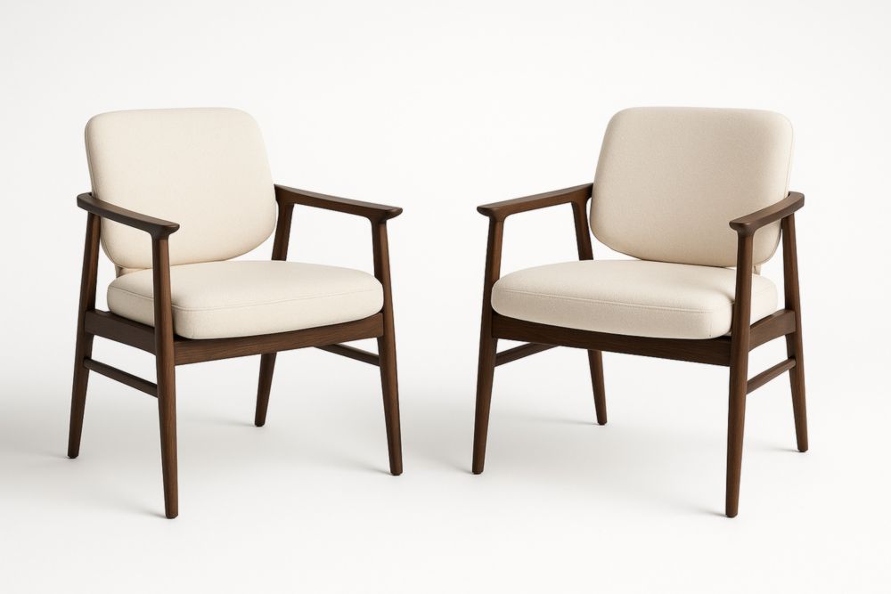 Paire de fauteuils en bois avec coussins en tissu beige