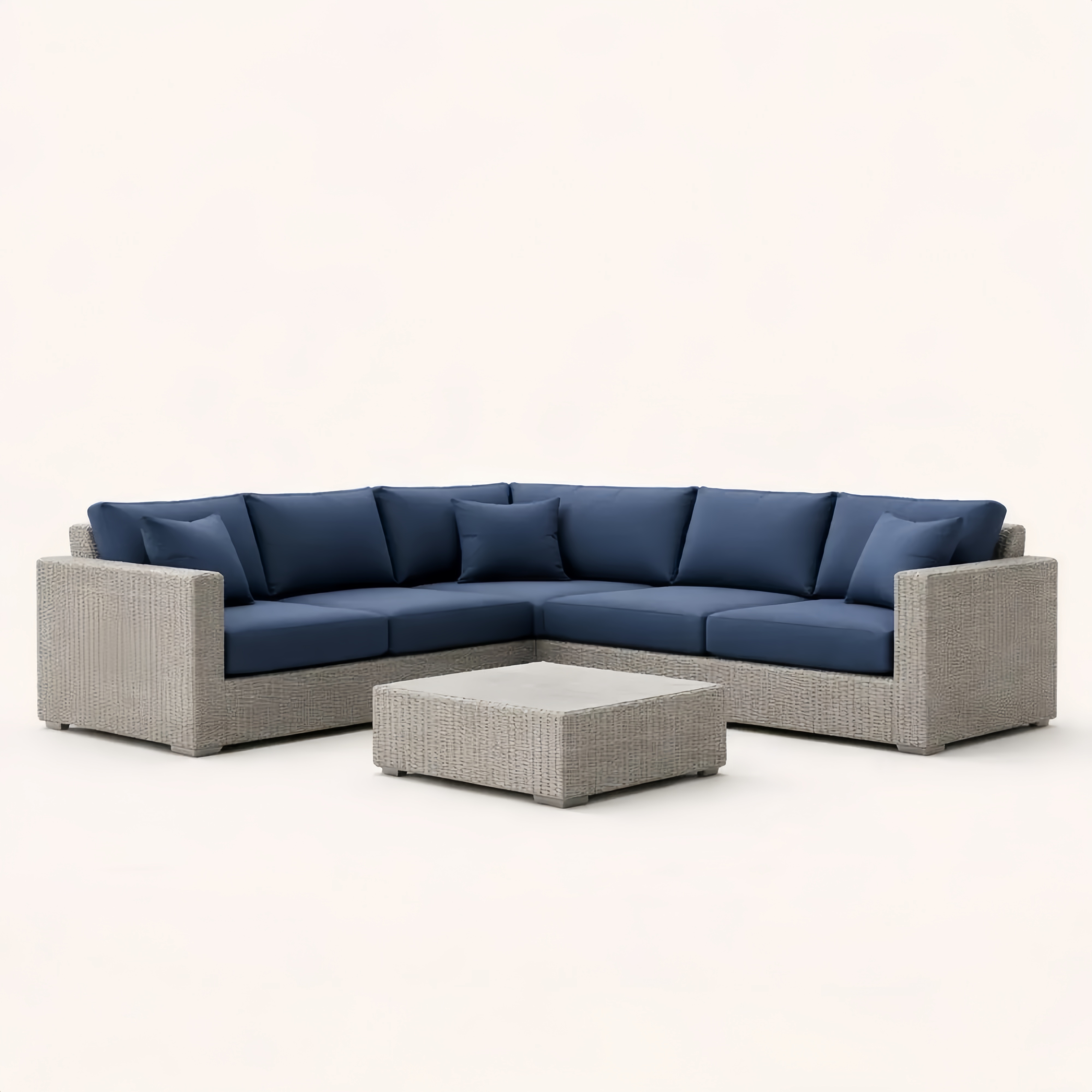 Divano Angolare in Rattan con Cuscini Blu e Tavolino