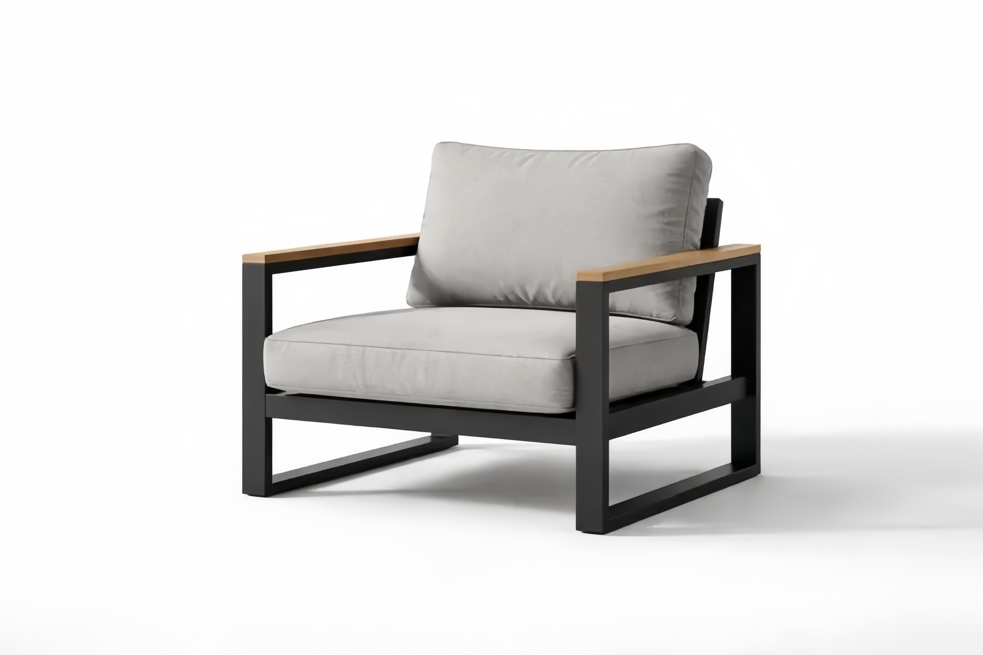 Poltrona in Alluminio e Tessuto Beige con Braccioli in Legno Massello