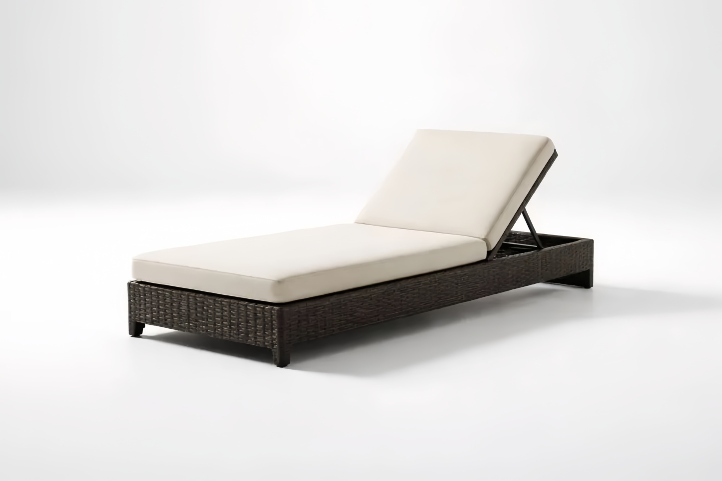 Lettino Prendisole in Rattan Sintetico con Cuscino Beige