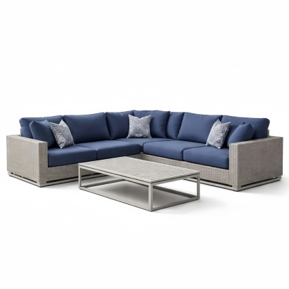 Divano ad Angolo in Rattan con Cuscini Blu e Tavolino