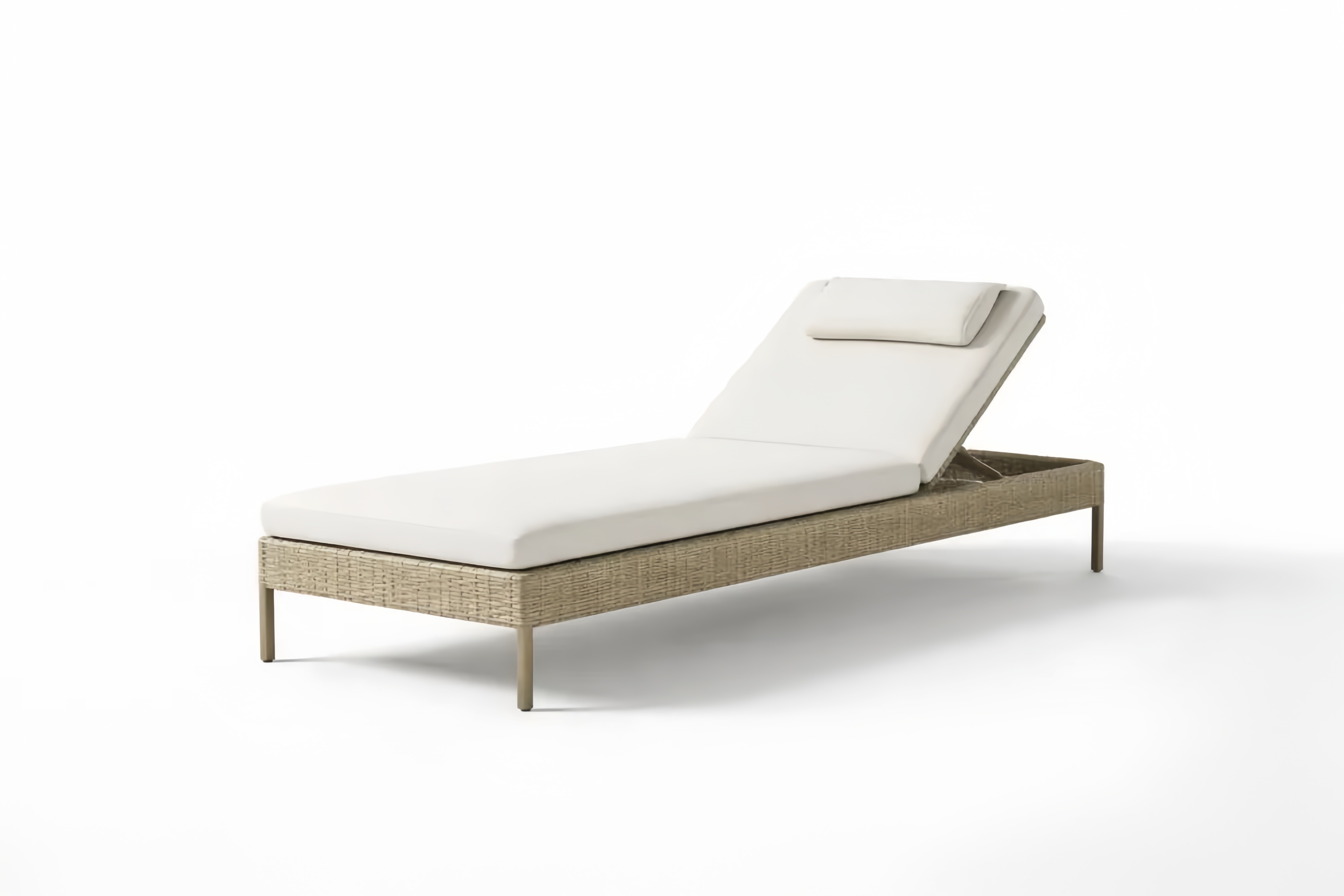 Lettino prendisole in alluminio e rattan con cuscino bianco