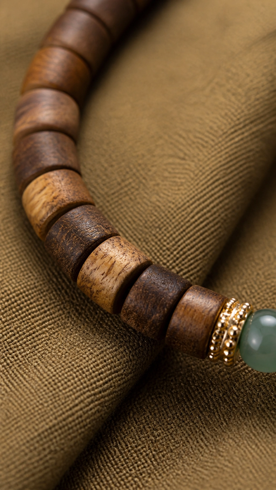 Agarwood and Green Jade Disc-Bead Bracelet - image 4