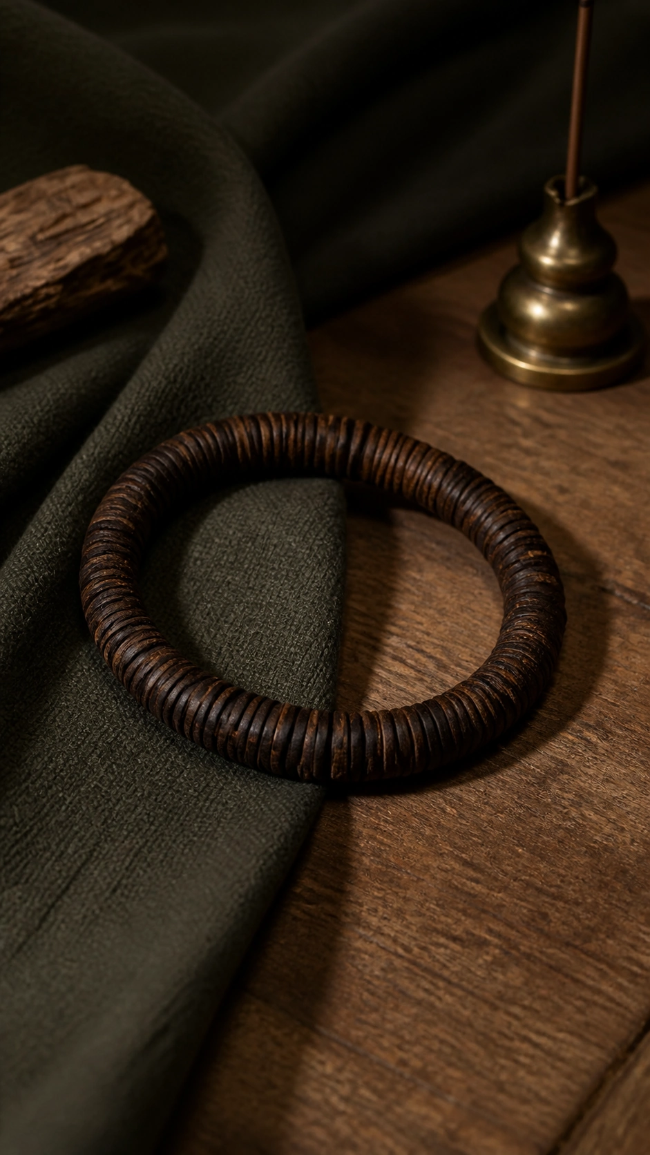 Dalagan Agarwood Disc-Bead Bracelet - Material Detail
