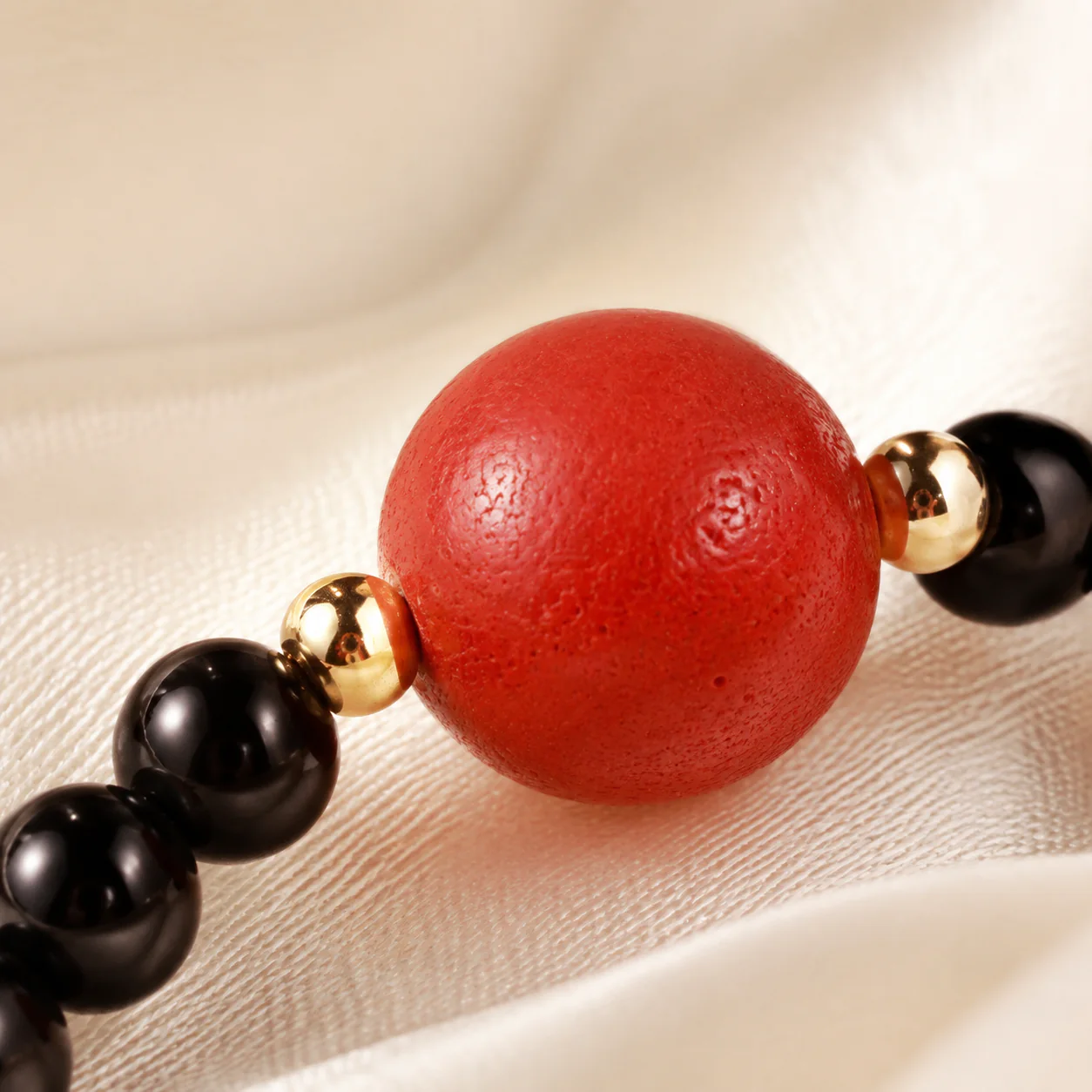 Red and black bead ring centerpiece detail