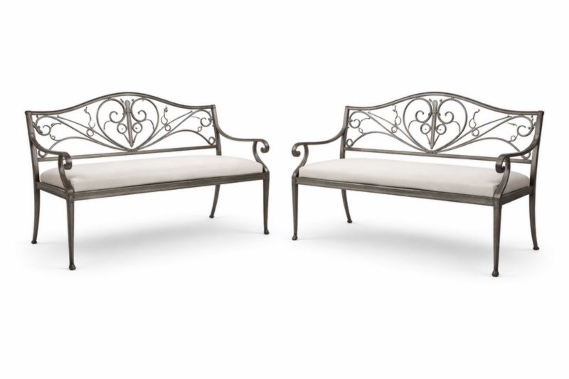 Set di 2 panche in ferro con cuscini bianchi