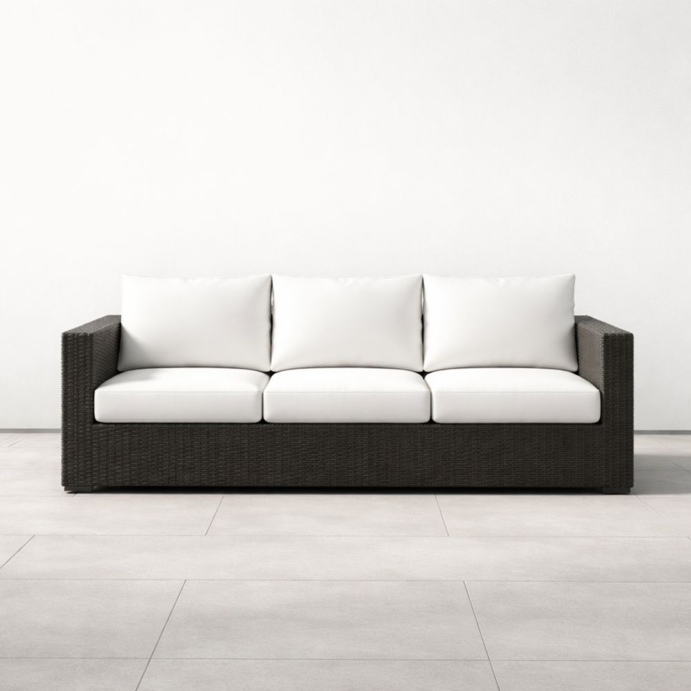 Divano a Tre Posti in Rattan Sintetico Marrone Scuro con Cuscini Bianchi