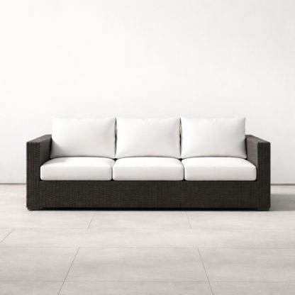 Divano a Tre Posti in Rattan Sintetico Marrone Scuro con Cuscini Bianchi