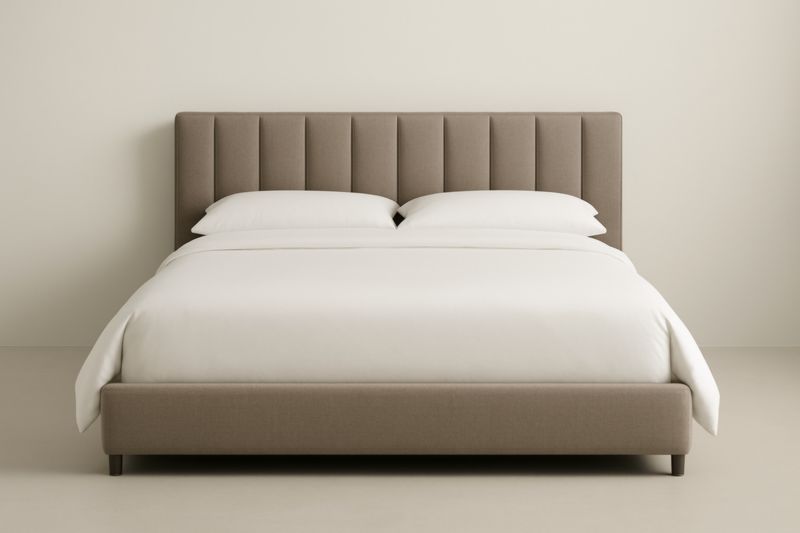 Lit double en tissu beige avec tête de lit capitonnée