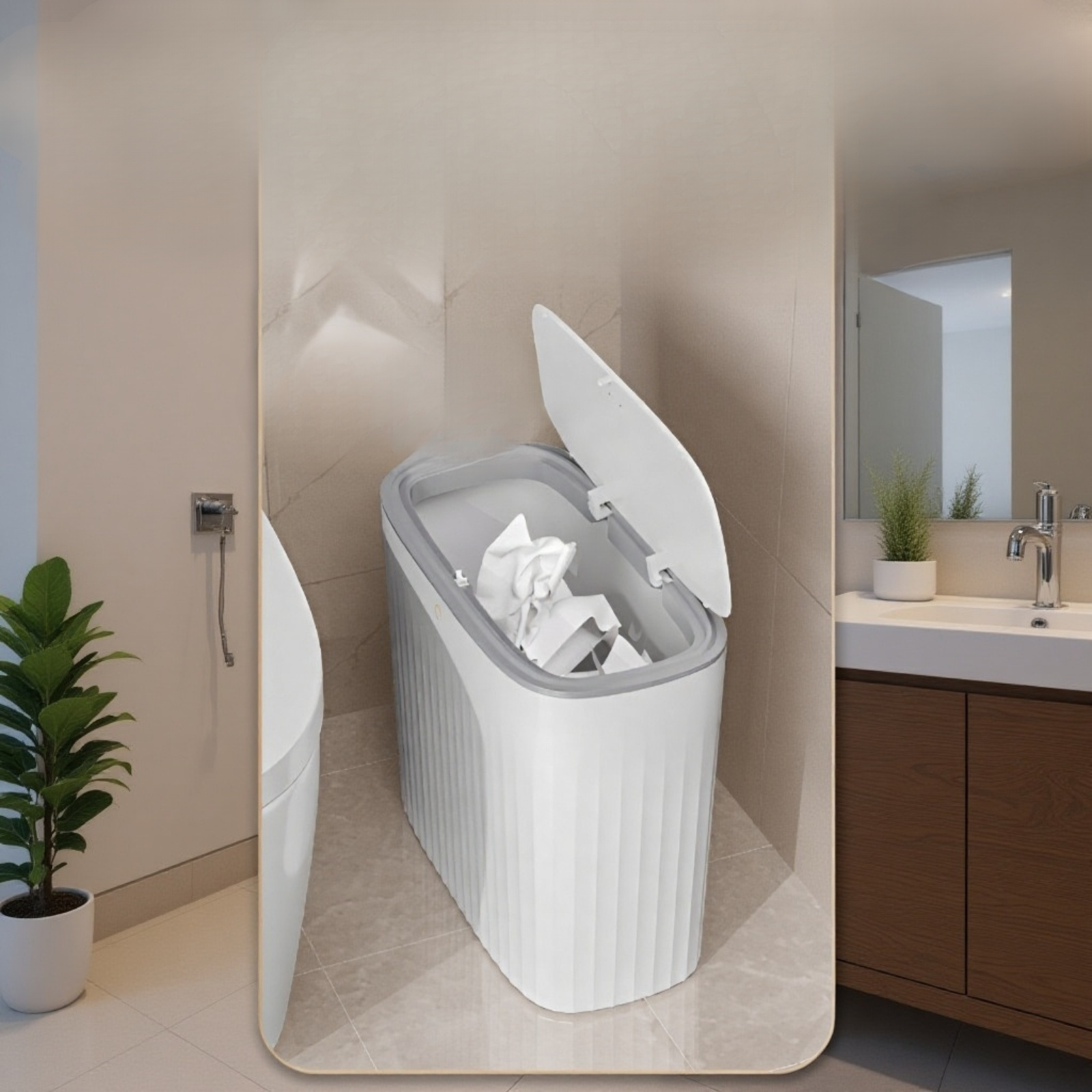 Bruchsicherer Mülleimer neben dem Sofa