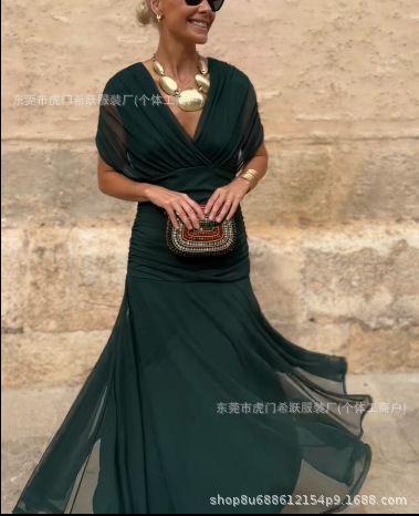 Дамска рокля с V-образно деколте и щампа, откриваща раменете