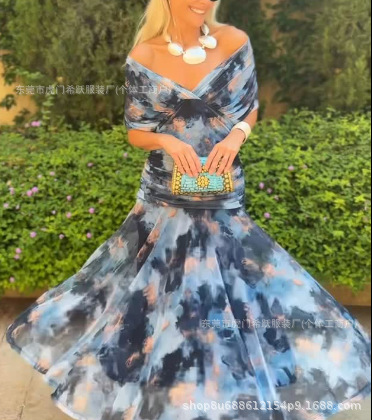 Дамска рокля с V-образно деколте и щампа, откриваща раменете