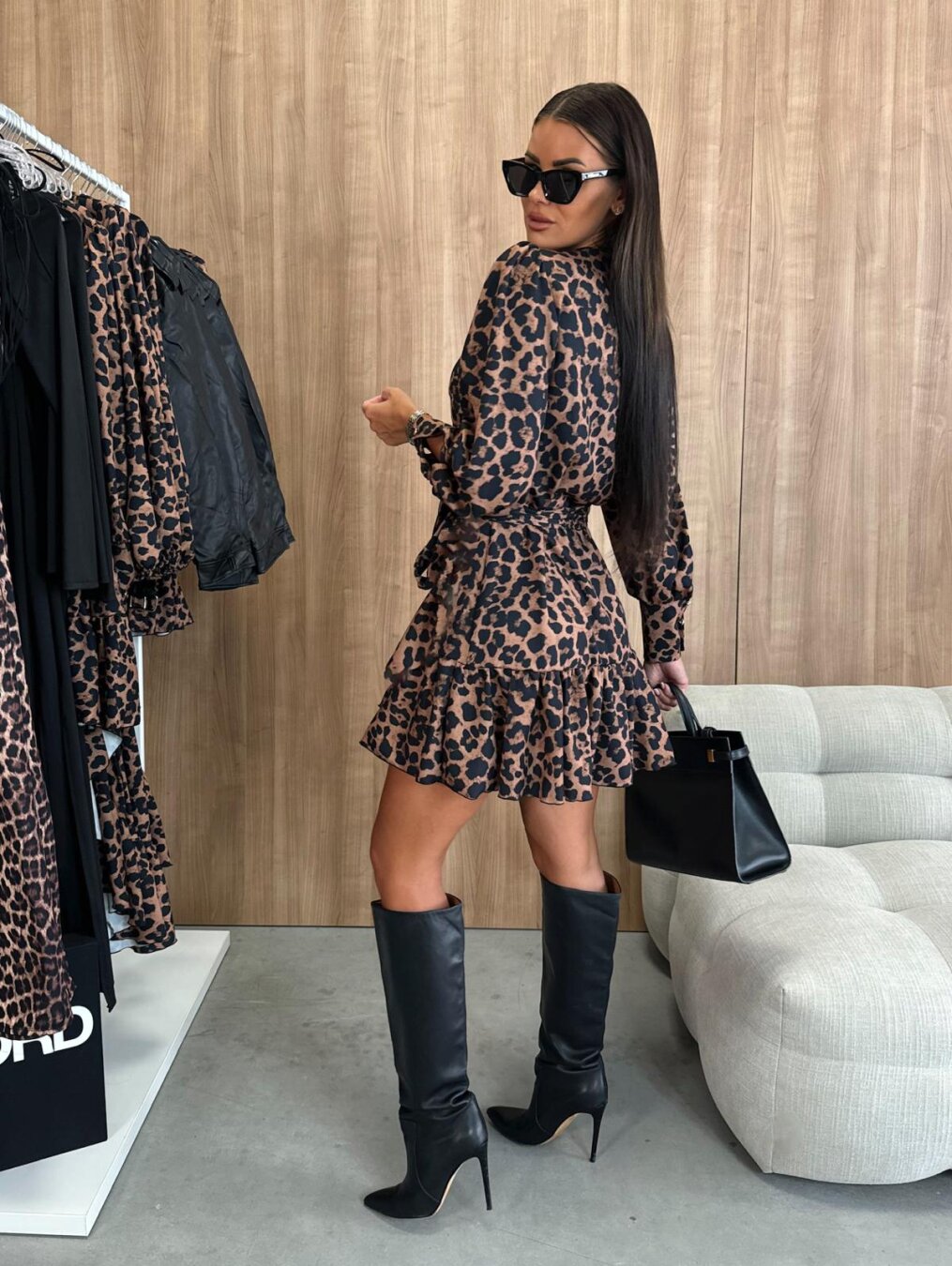 Елегантна флорална рокля вталена