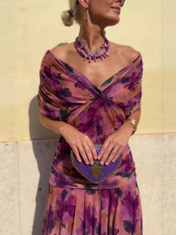 Дамска рокля с V-образно деколте и щампа, откриваща раменете