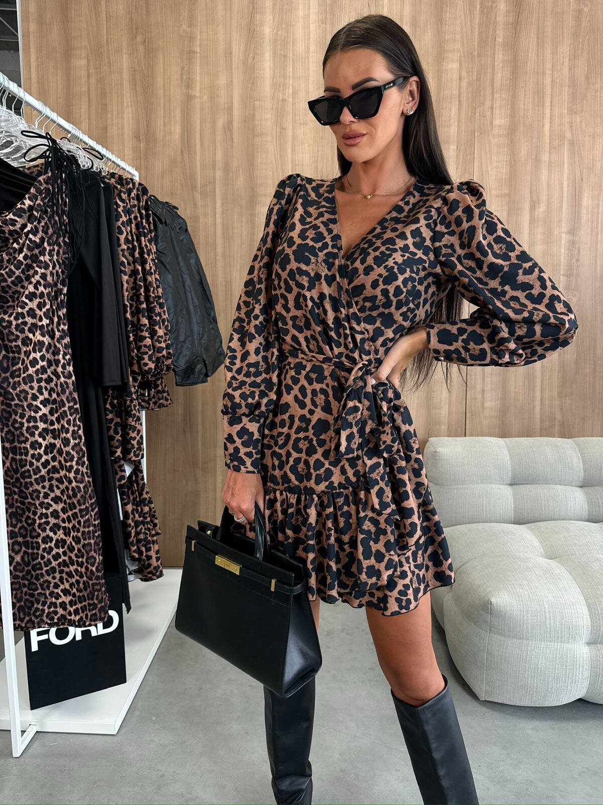 Елегантна флорална рокля вталена