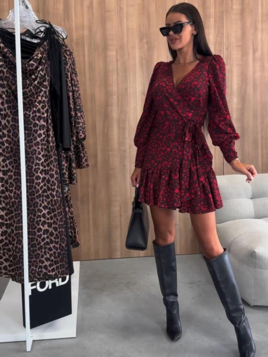 Елегантна флорална рокля вталена