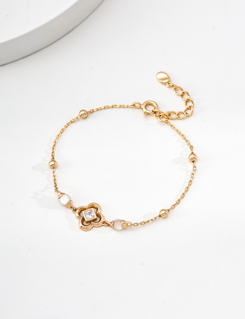 S925 sterling silver vintage design bracelet with white shell accents.