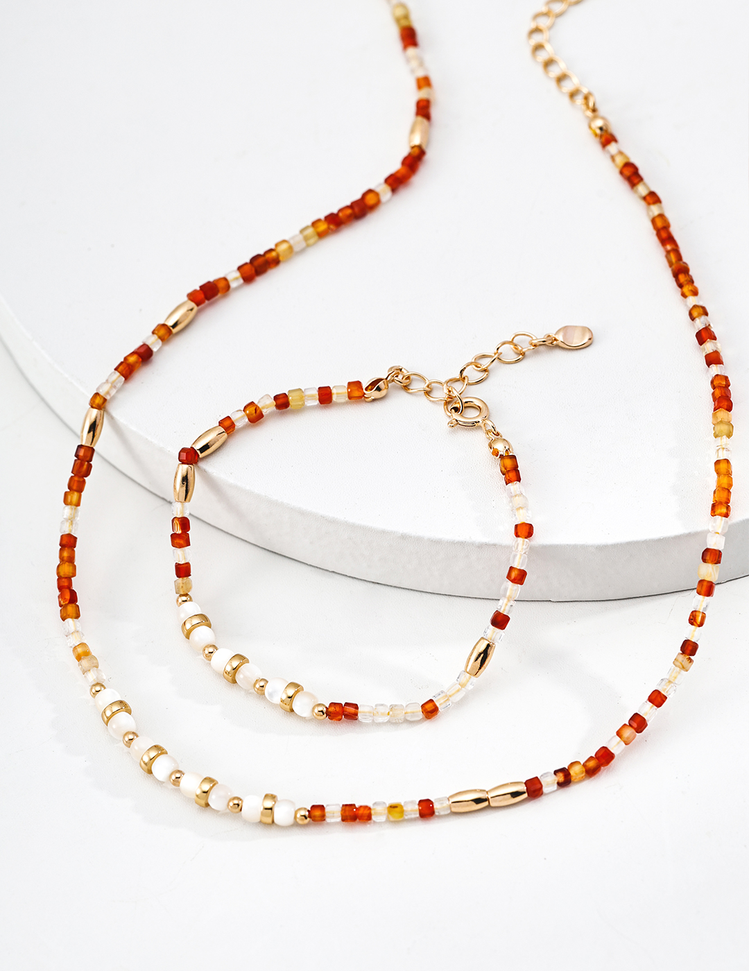 Red agate and white mother-of-pearl bracelet