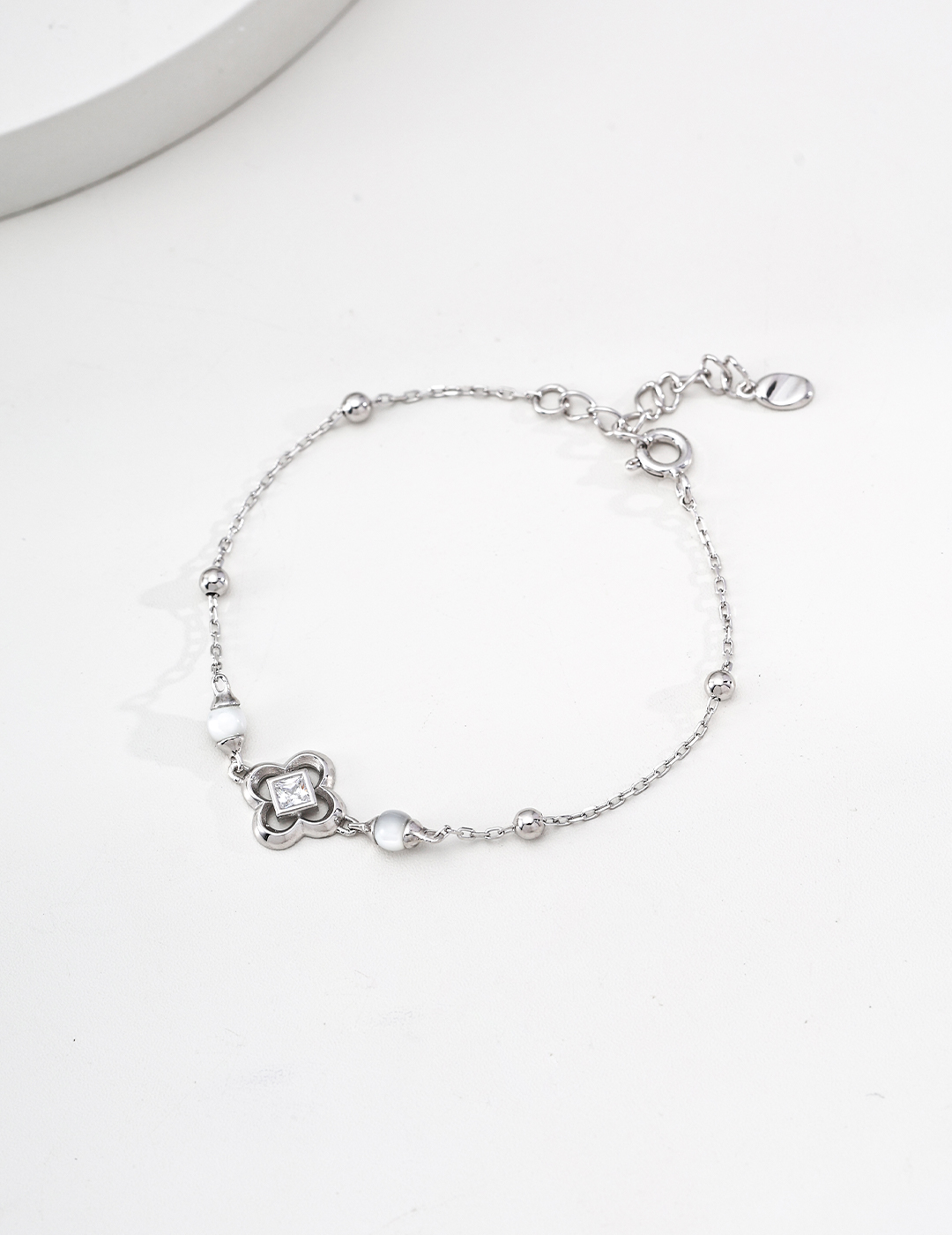 S925 sterling silver vintage design bracelet with white shell accents.