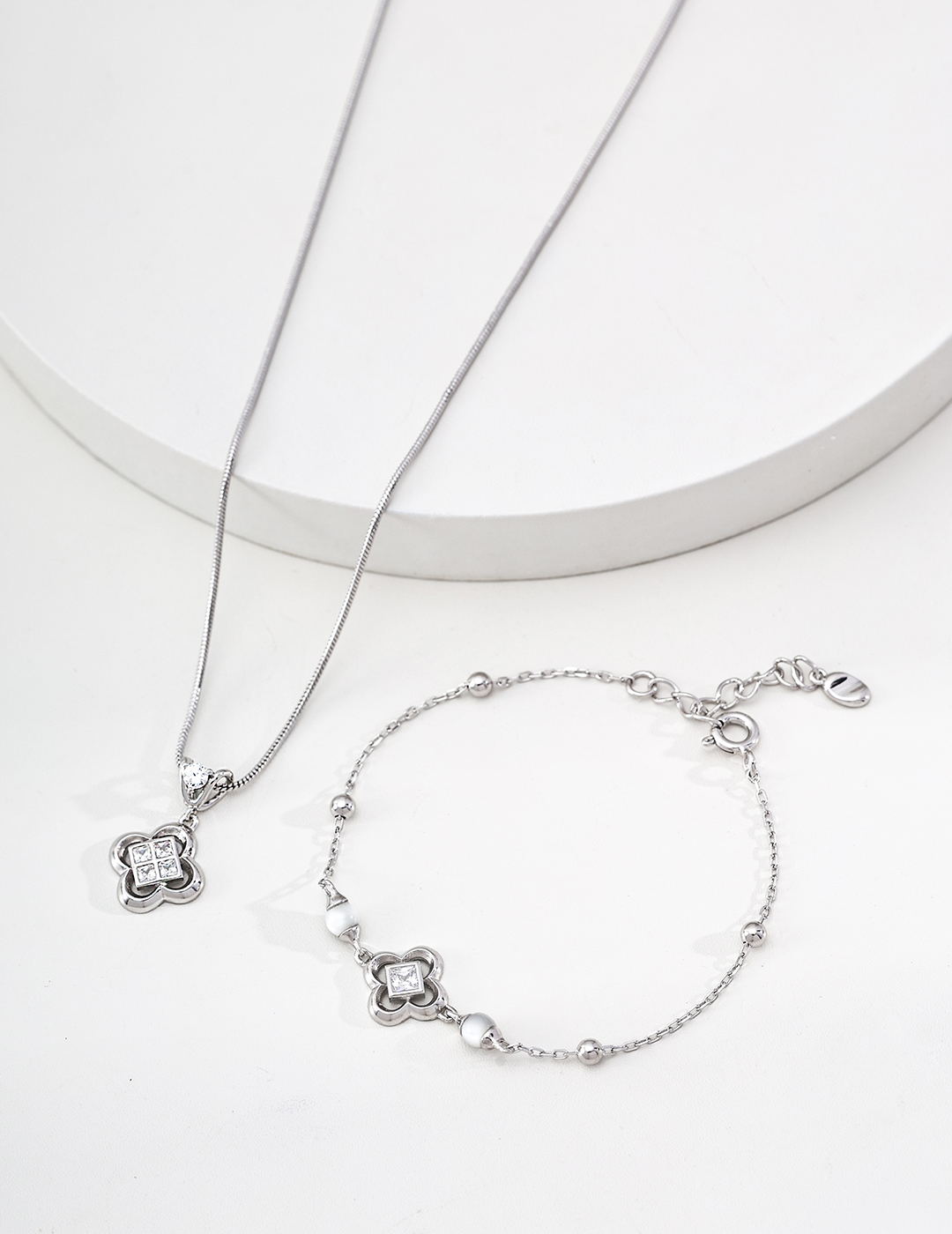 S925 sterling silver vintage design bracelet with white shell accents.