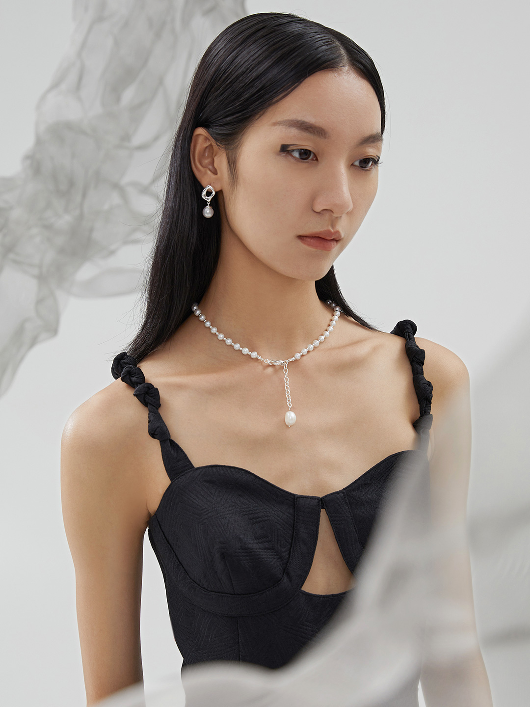 Pearl-reconstructed silver necklace