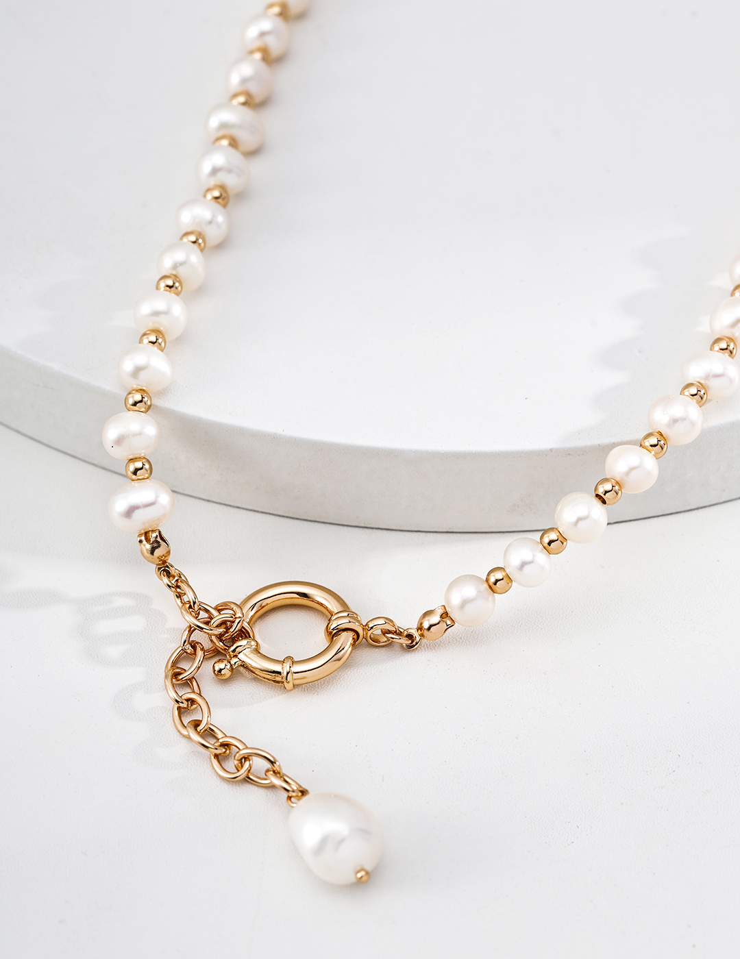 Pearl-reconstructed silver necklace