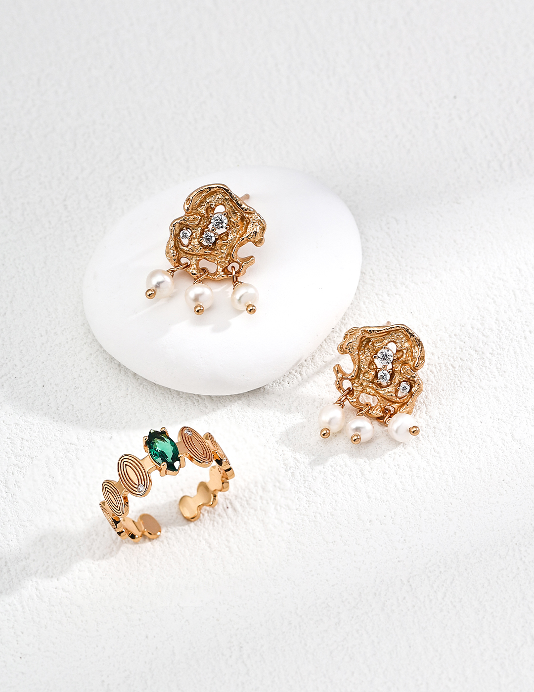 S925 sterling silver vintage earrings with natural pearls and cubic zirconia, featuring the texture of the stones.