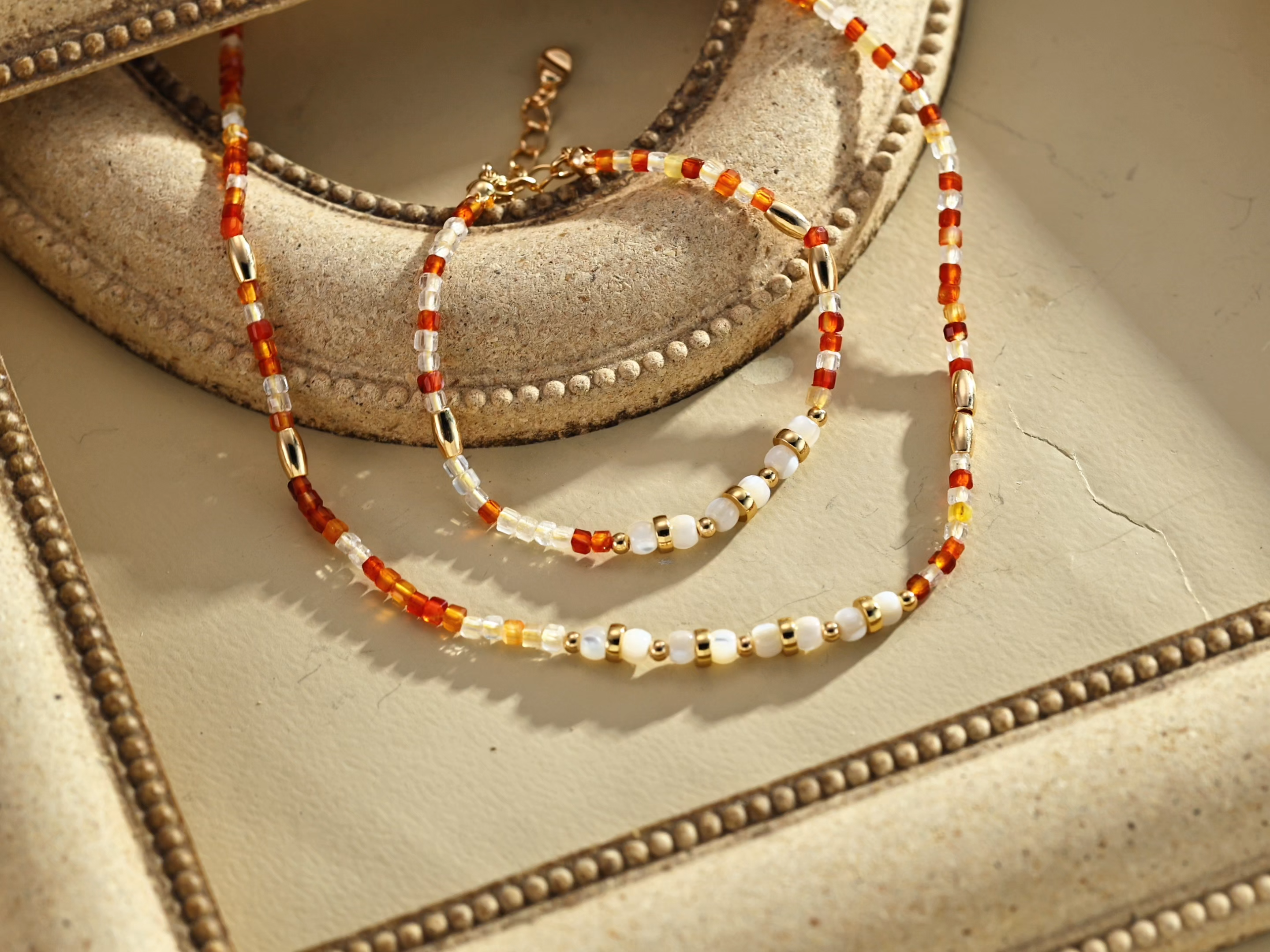 Red agate and white mother-of-pearl bracelet