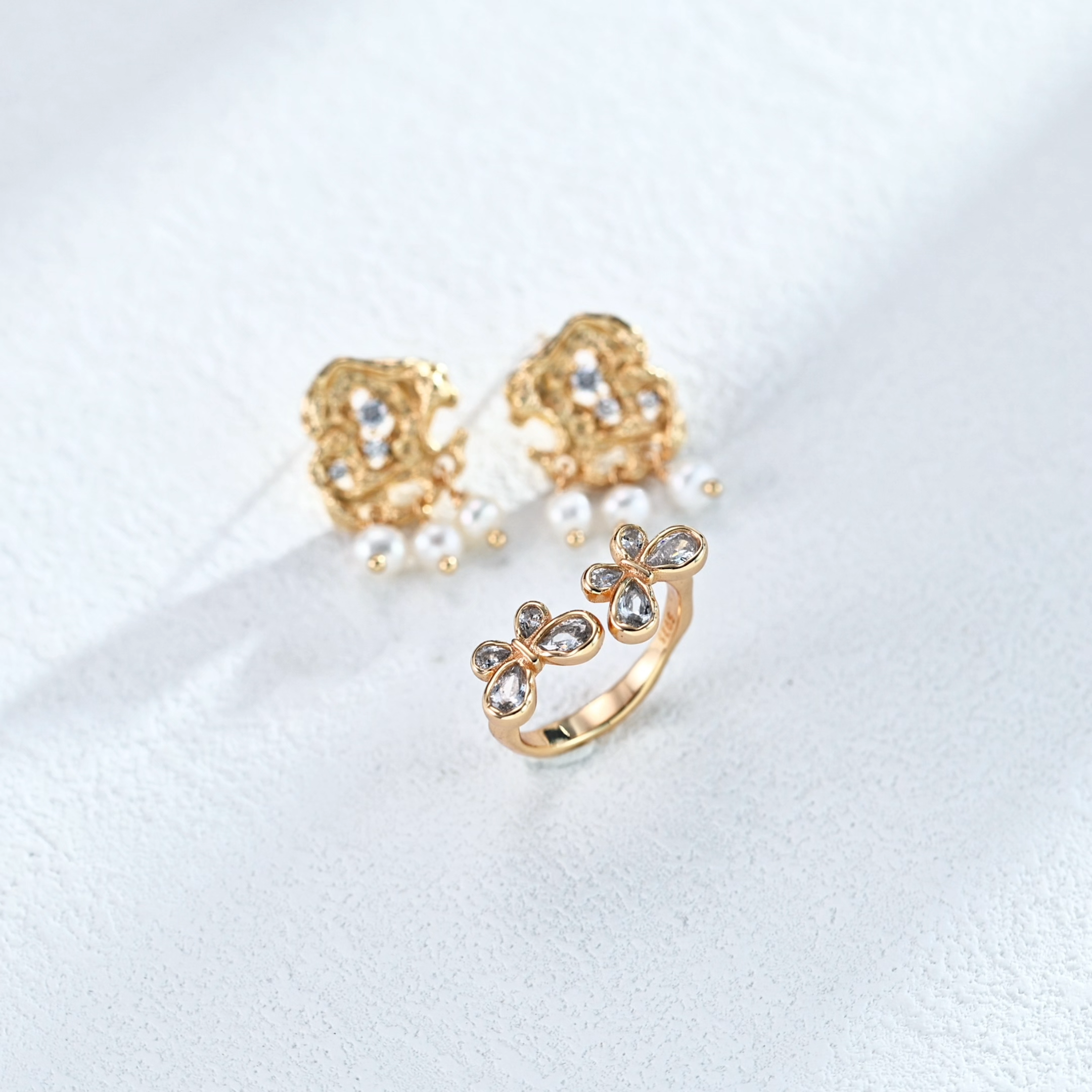 S925 sterling silver vintage earrings with natural pearls and cubic zirconia, featuring the texture of the stones.