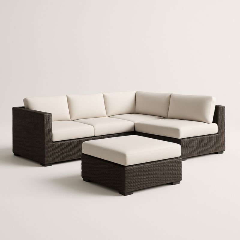 Canapé d'angle en résine tressée avec ottoman et coussins crème