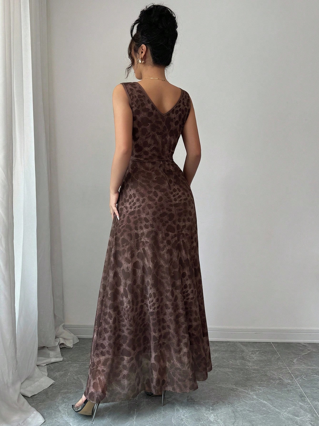 Elegancka i świeża, kwiatowa siateczka w kolorze morelowym, z okrągłym dekoltem i ściągaczem w kształcie litery A, długa sukienka bez rękawów dla kobiet